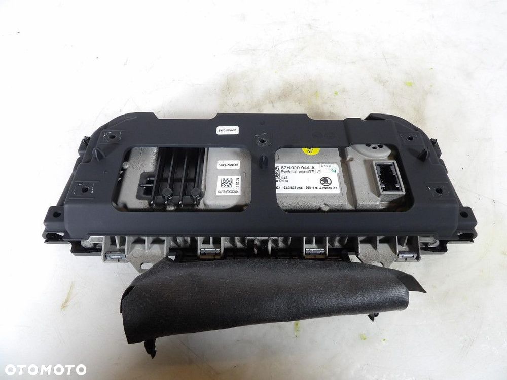 SKODA SUPERB IV 4 2.0TSI LICZNIK 57H920944 - 2