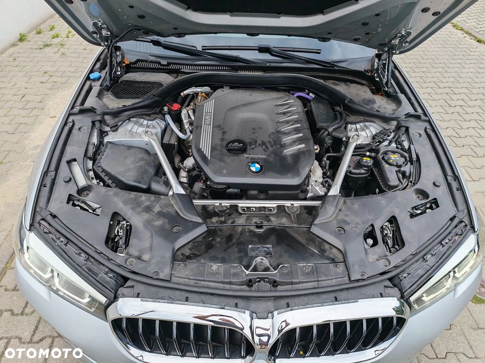 BMW Seria 5 530d xDrive mHEV - 16