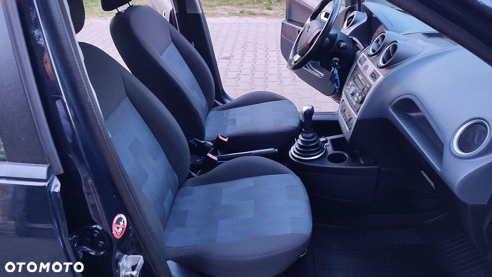 Ford Fiesta 1.4 Ghia - 34