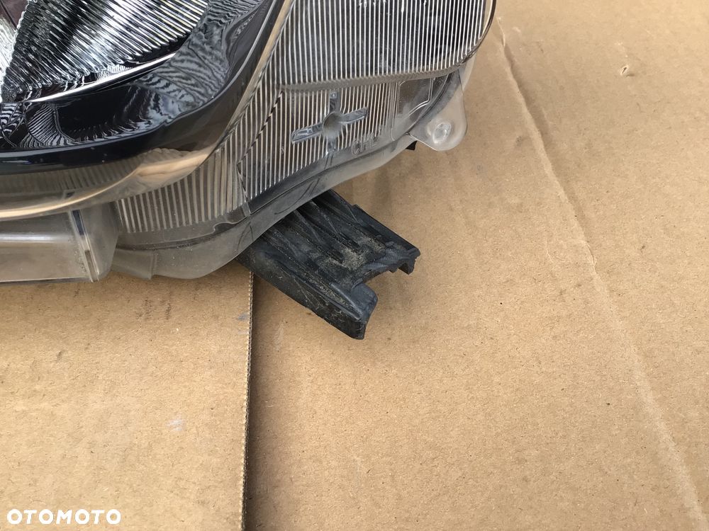 Lampa przednia prawa Toyota Hilux Lift - 2