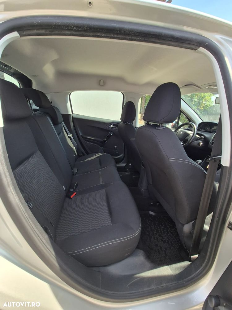 Peugeot 208 1.2 L PureTech Active - 12
