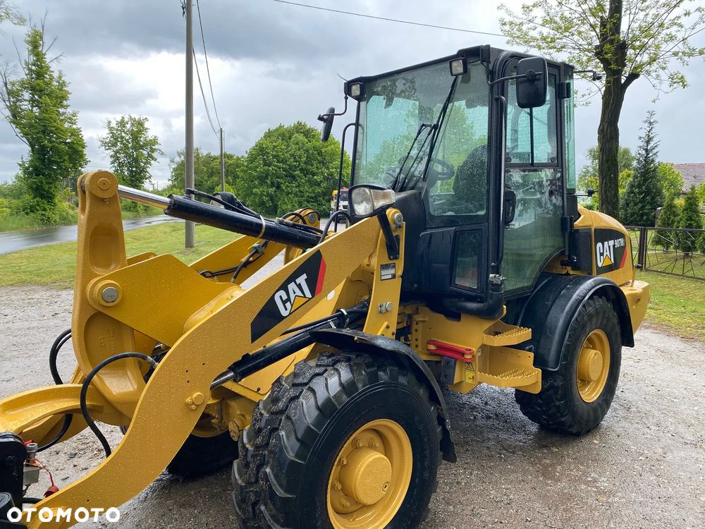 Caterpillar CAT 907H2, 2014 ROK, 6000 MTH, ŁYŻKA OTWIERANA + WIDŁY, z NIEMIEC, SUPER STAN, - 10