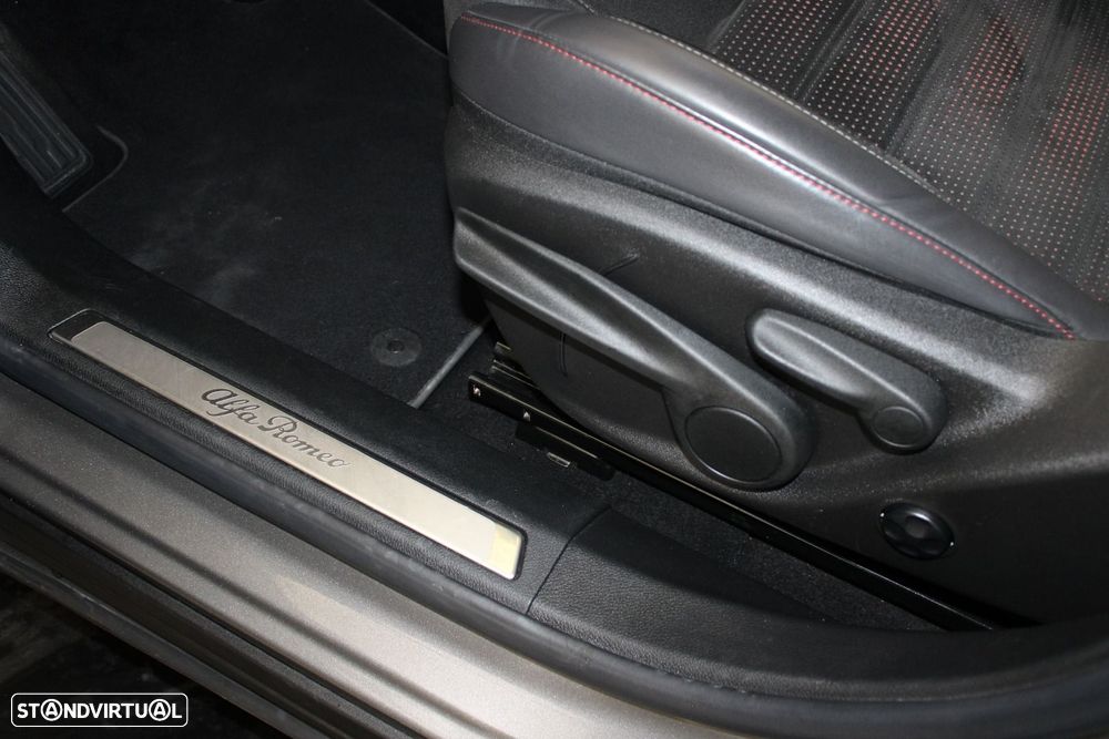 Alfa Romeo Tonale 1.3 Plug-In Hybrid Veloce e-AWD - 30