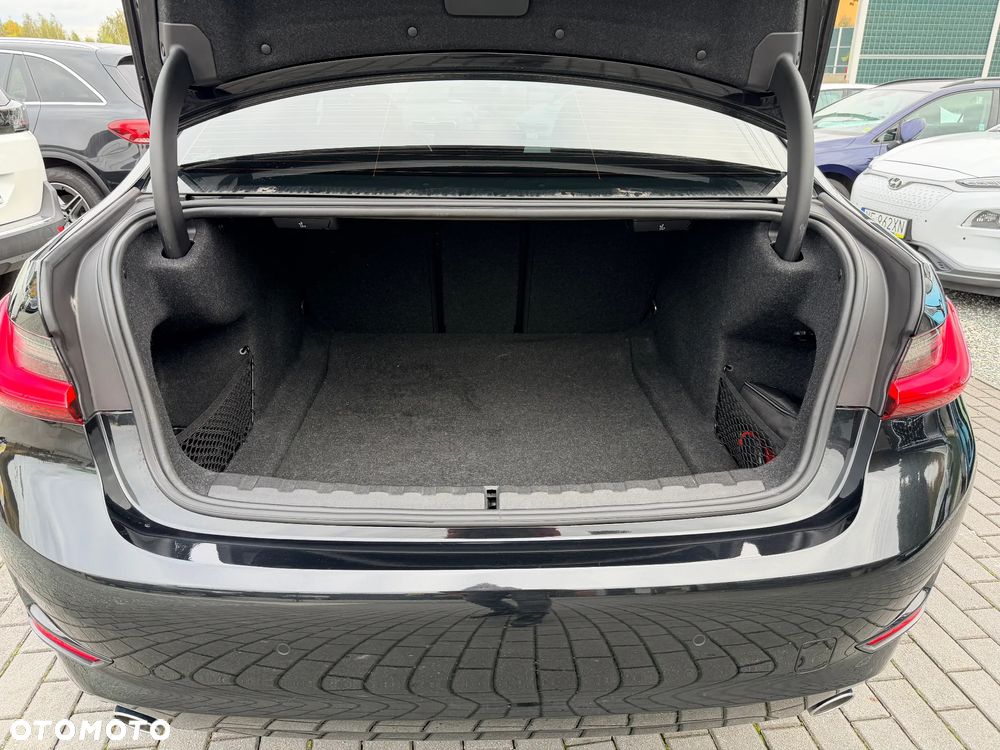 BMW Seria 3 318d M Sport - 13