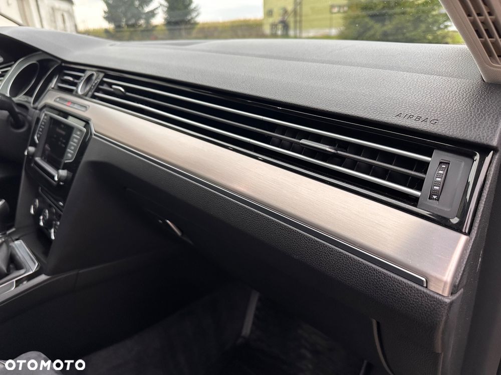 Volkswagen Passat - 25