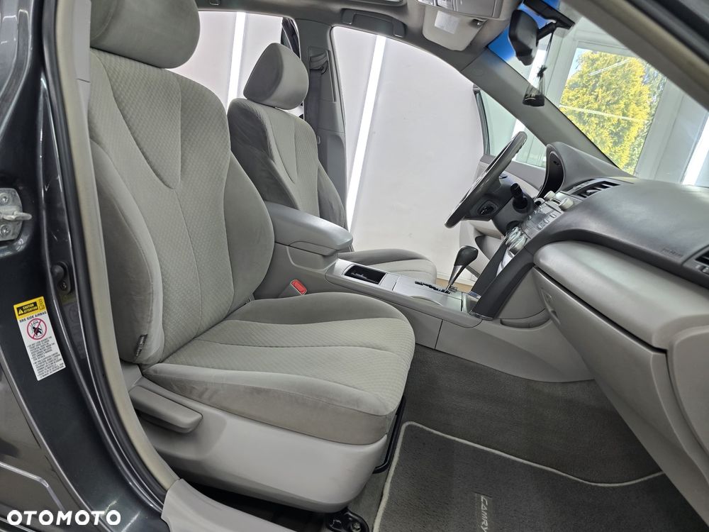 Toyota Camry - 24
