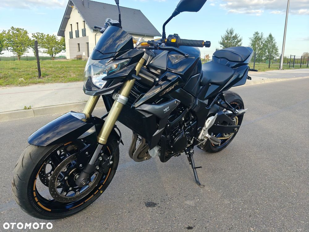 Suzuki GSR - 14
