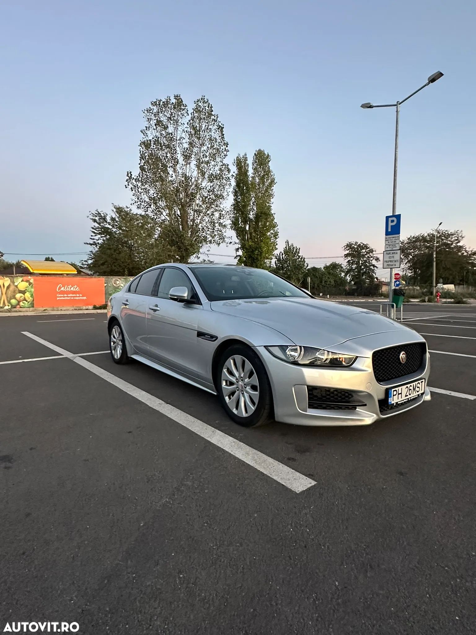 Jaguar XE 2.0 R-Sport - 12