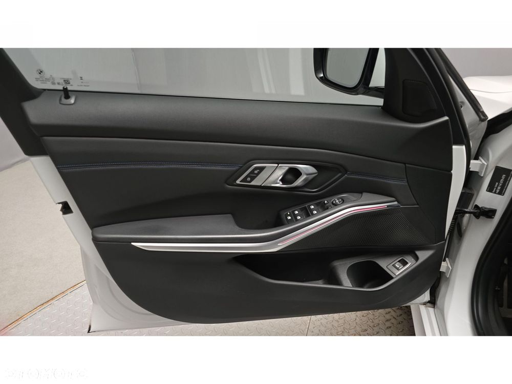 BMW Seria 3 320d xDrive M Sport sport - 17
