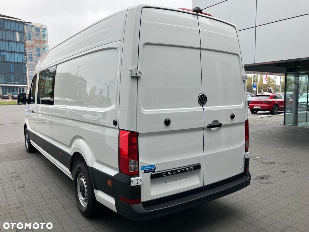 Volkswagen Crafter Crafter 35 Furgon z wysokim dachem silnik: 2,0 l EURO VI SCR 163 KM / skrzynia biegów: Przedni napęd automatyczna 8-biegowa rozstaw osi: 4490 mm - 9