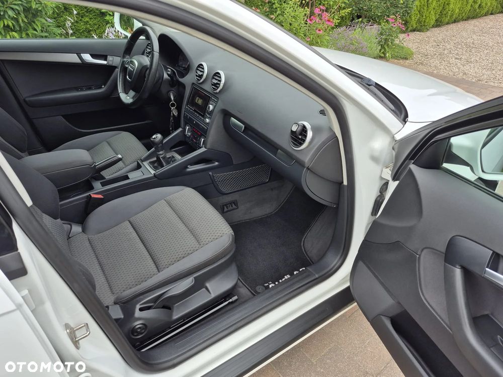 Audi A3 Sportback 1.6 TDI DPF Ambiente - 13