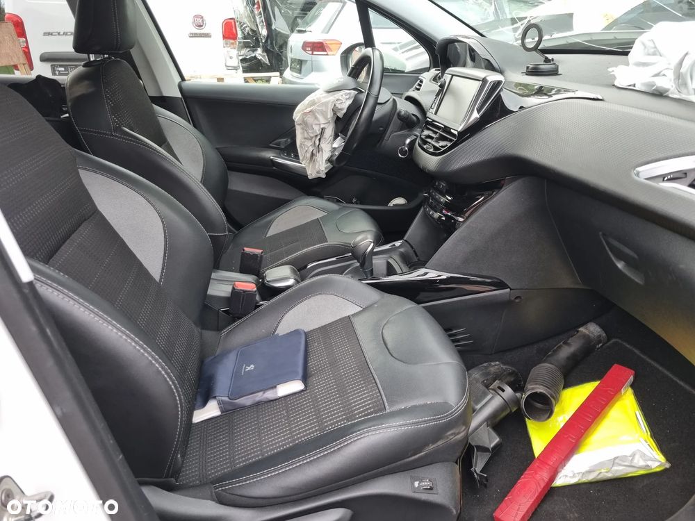 Peugeot 2008 1.2 Pure Tech Allure S&S EAT6 - 15