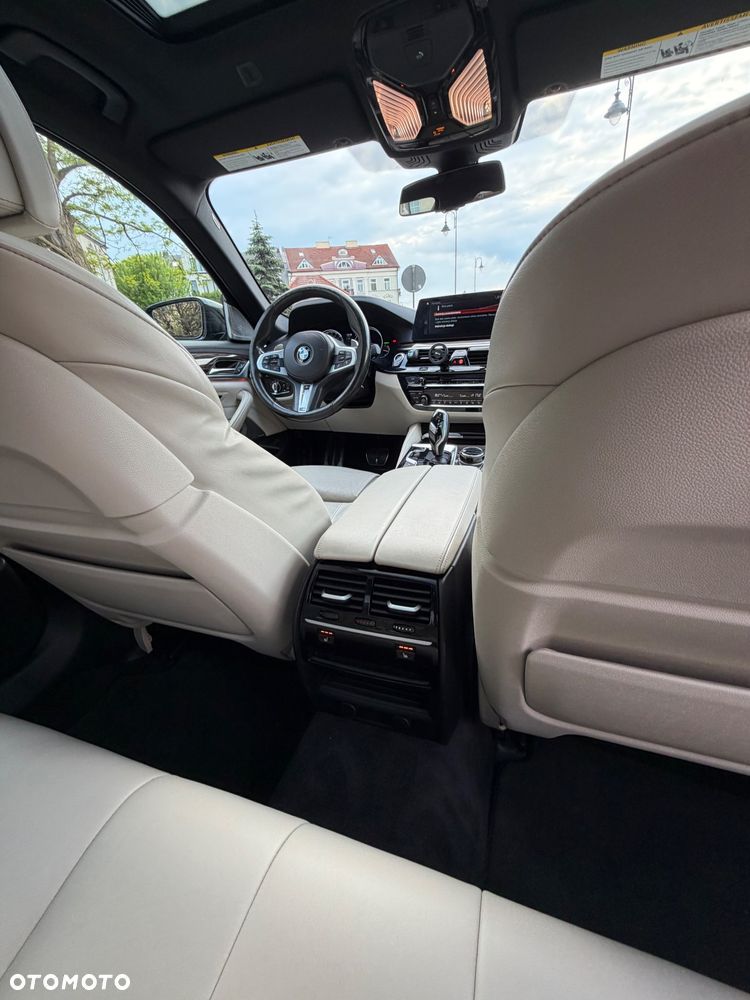 BMW Seria 5 M550i xDrive - 21