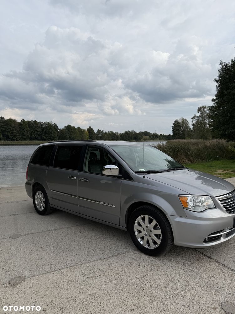 Chrysler Town & Country 2016 photo 3