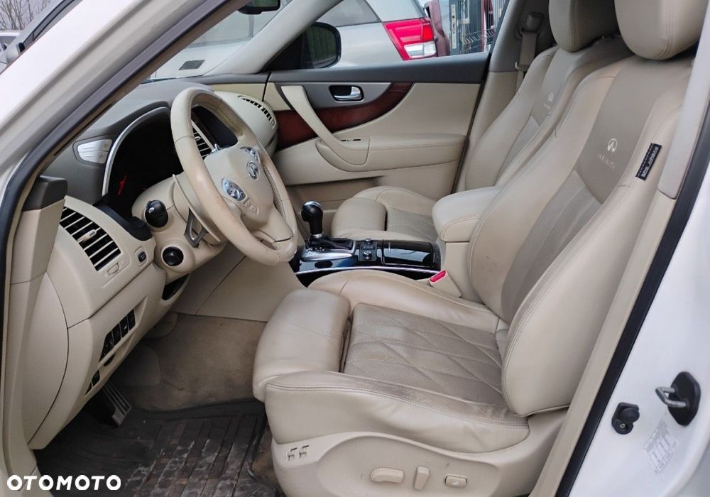Infiniti FX - 8