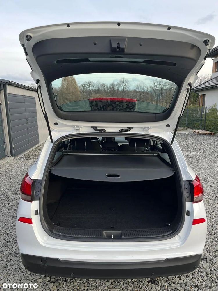 Hyundai i30 1.6 D Classic + - 12