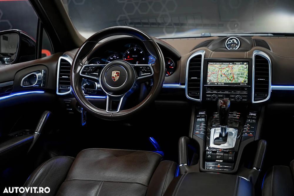Porsche Cayenne 3.0 L - 7