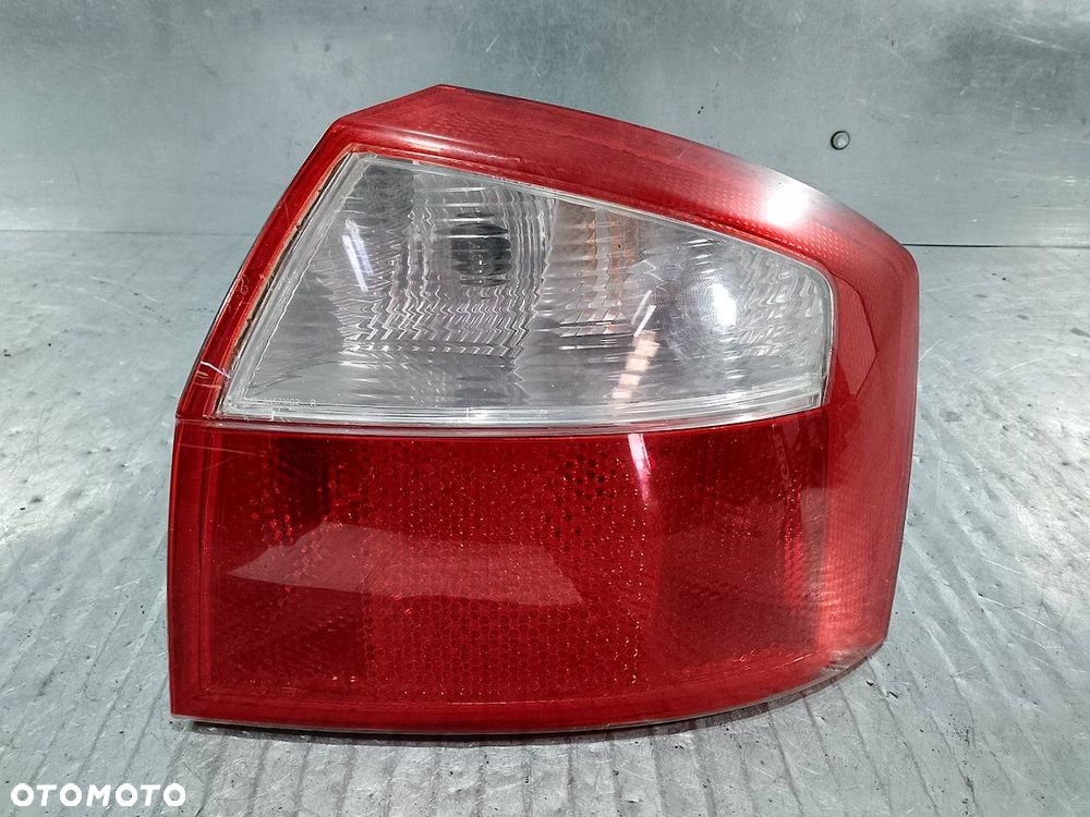 LAMPA TYLNA PRAWA AUDI A4 B6 11-A467B SEDAN - 1