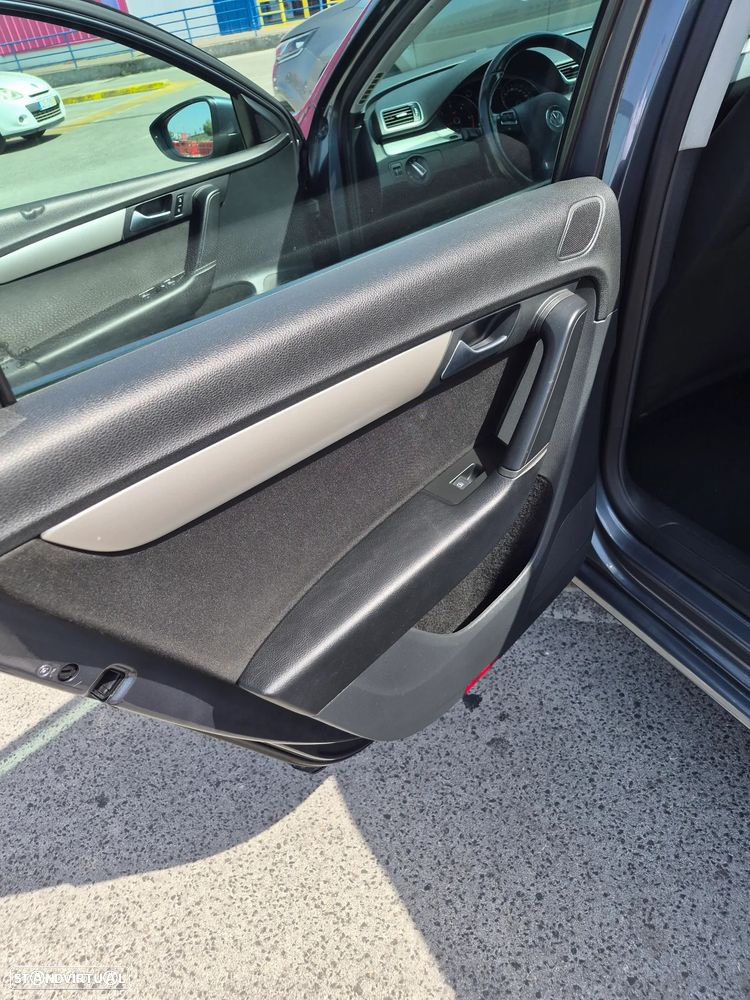 VW Passat Variant 1.6 TDI BlueMotion - 16