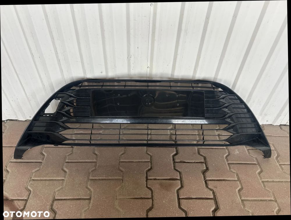 TOYOTA YARIS III LIFT 2017-2020 KRATKA ŚRODKOWA W ZDERZAK PRZÓD PRZEDNI ATRAPA GRILL LAKIEROWANA