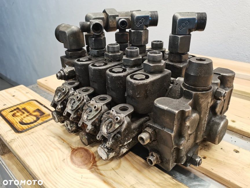 Rozdzielacz hydrauliczny Manitou MLT 635 - 4