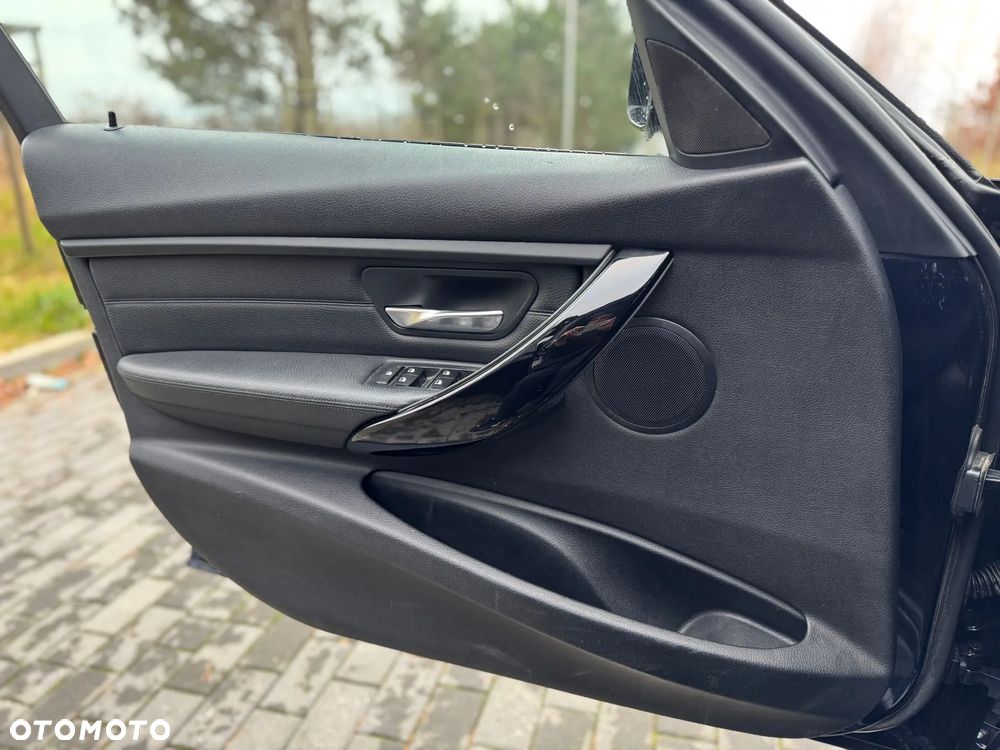 BMW Seria 3 328i xDrive Sport-Aut Luxury Line - 23