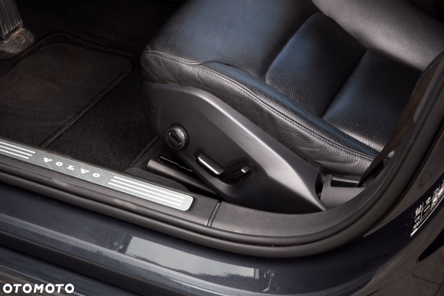 Volvo V90 T8 AWD Plug-In Hybrid Momentum Pro - 19