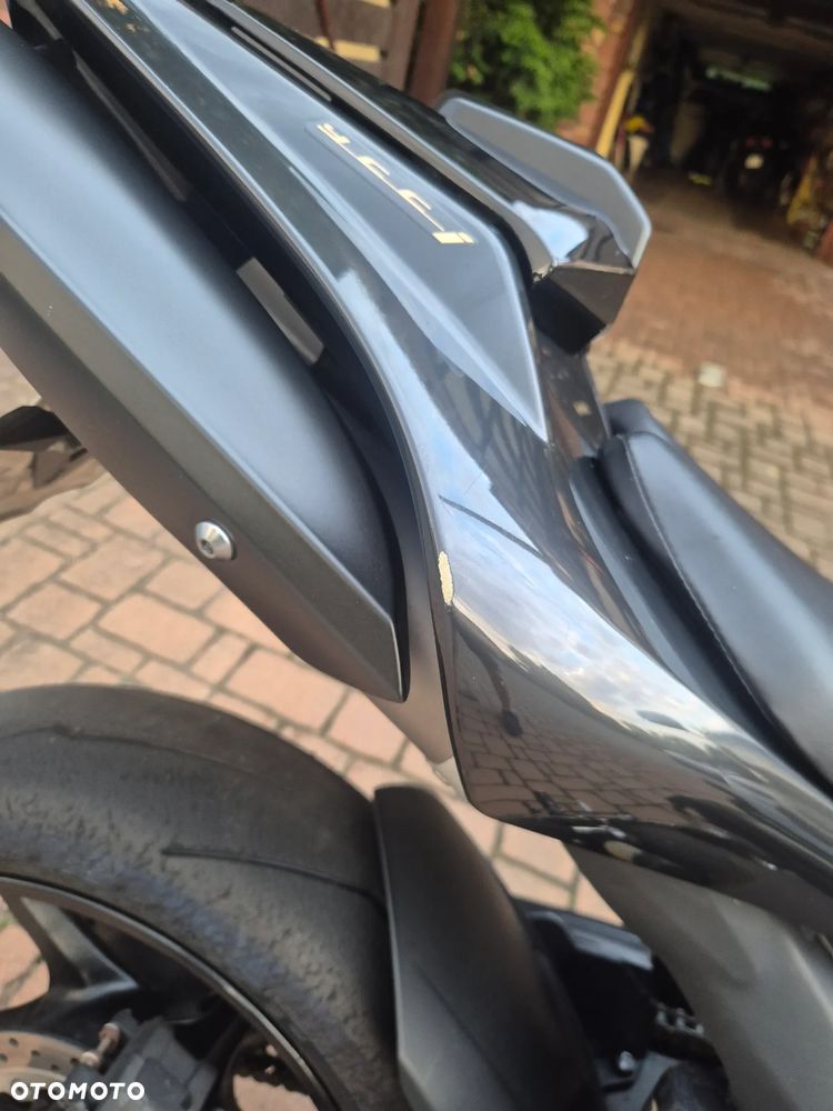 Yamaha R1 - 8