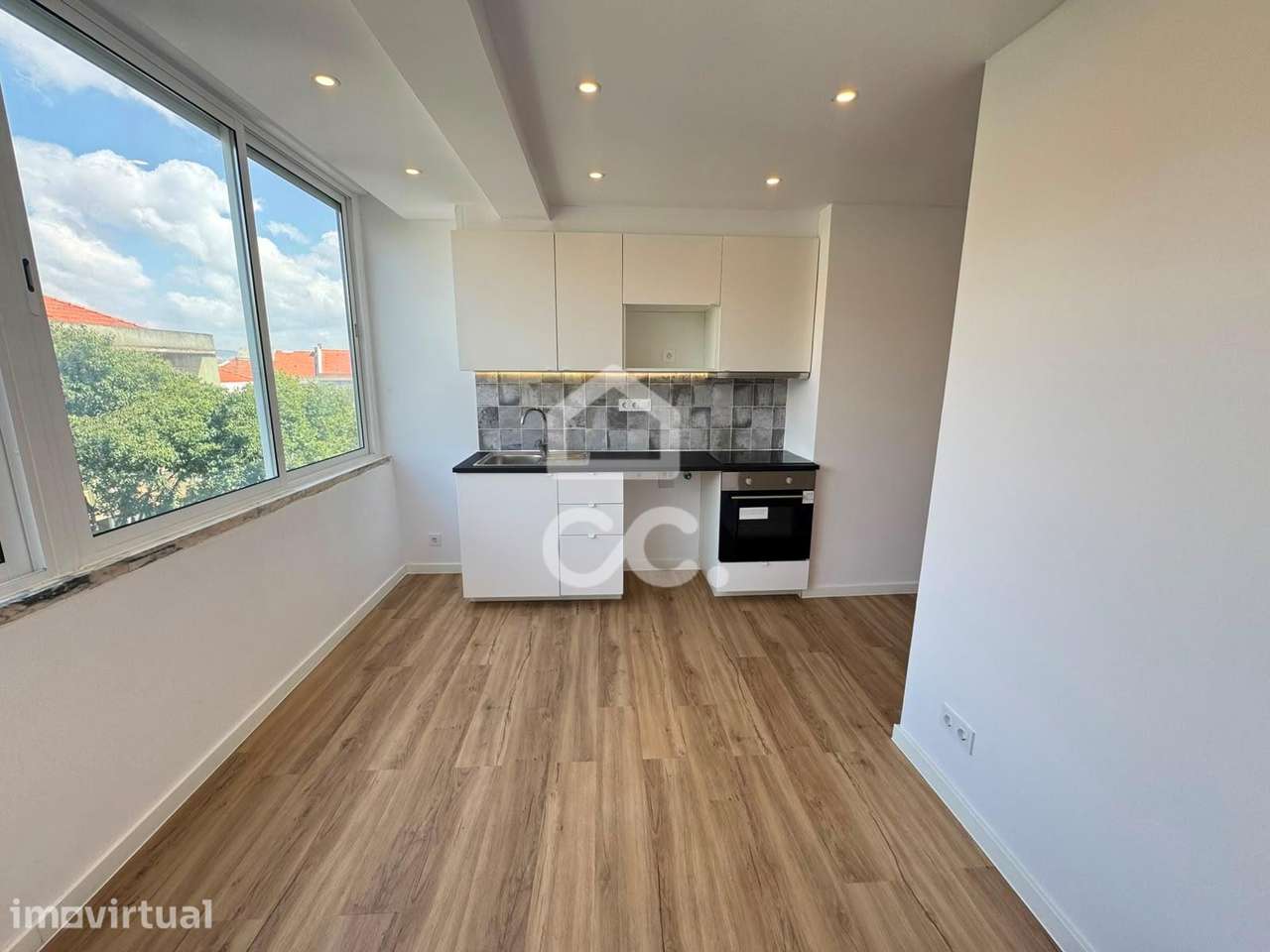 Apartamento T2 Remodelado na Damaia | Duas Varandas | Excelente Lumino - Grande imagem: 2/22