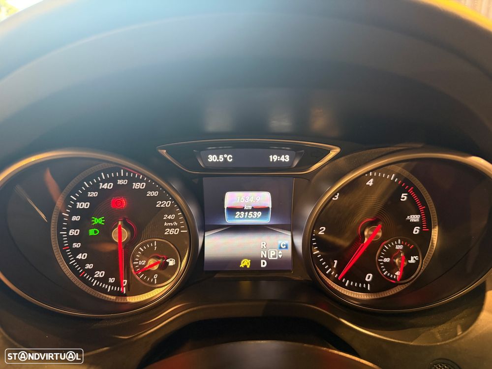 Mercedes-Benz CLA 220 d Shooting Brake AMG Line Aut. - 36