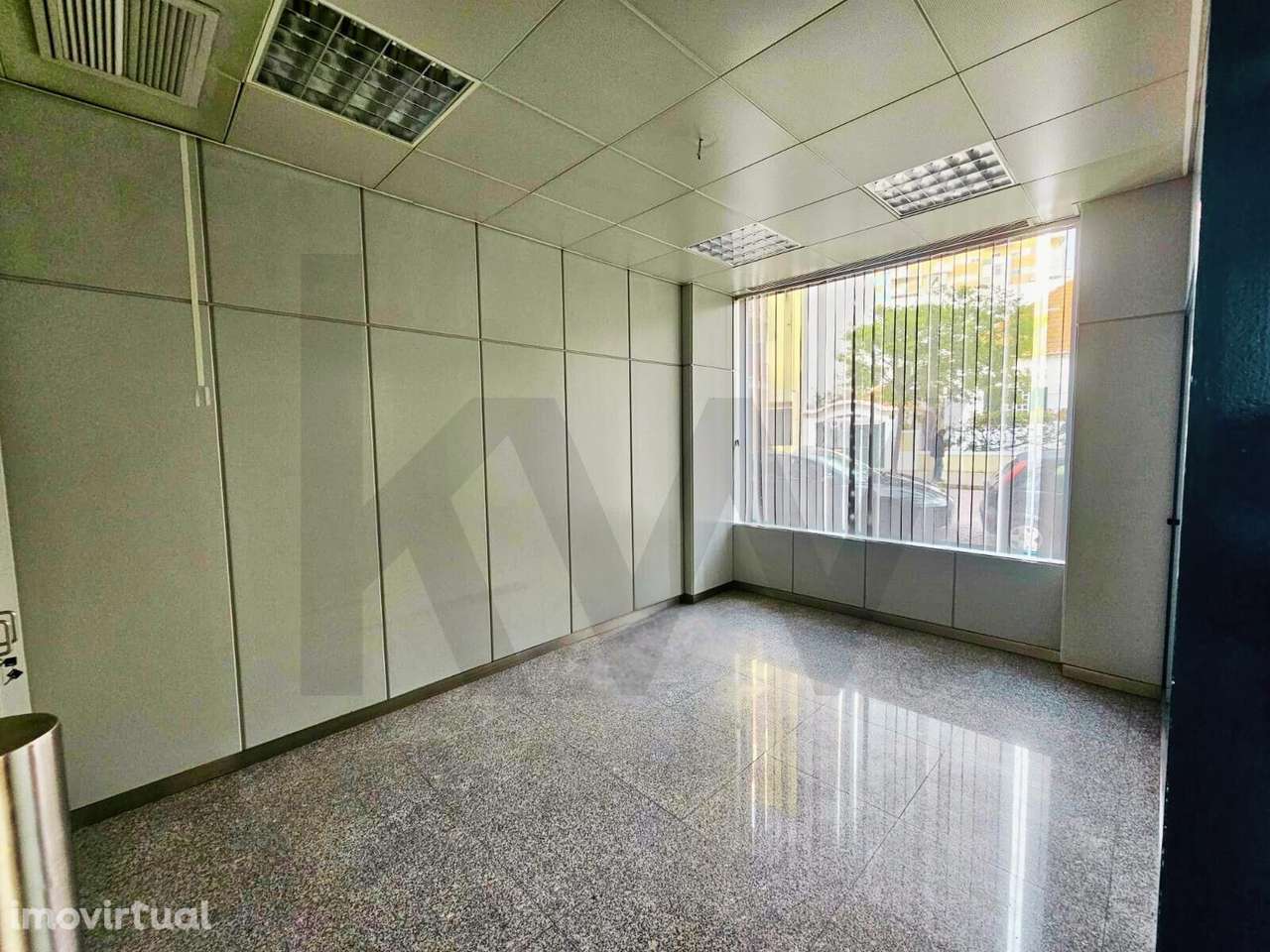 Vende-se Loja com 127,4 m2 numa das principais artérias da Costa da Ca - Grande imagem: 4/13