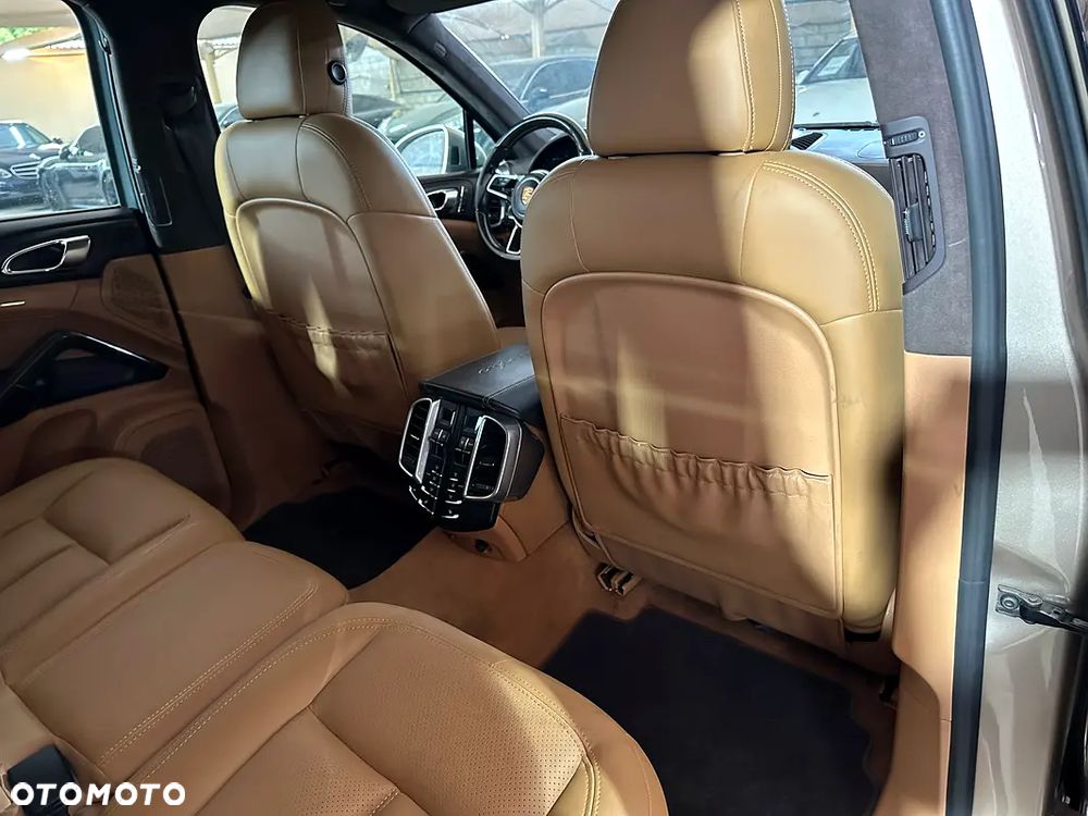 Porsche Cayenne Turbo - 12