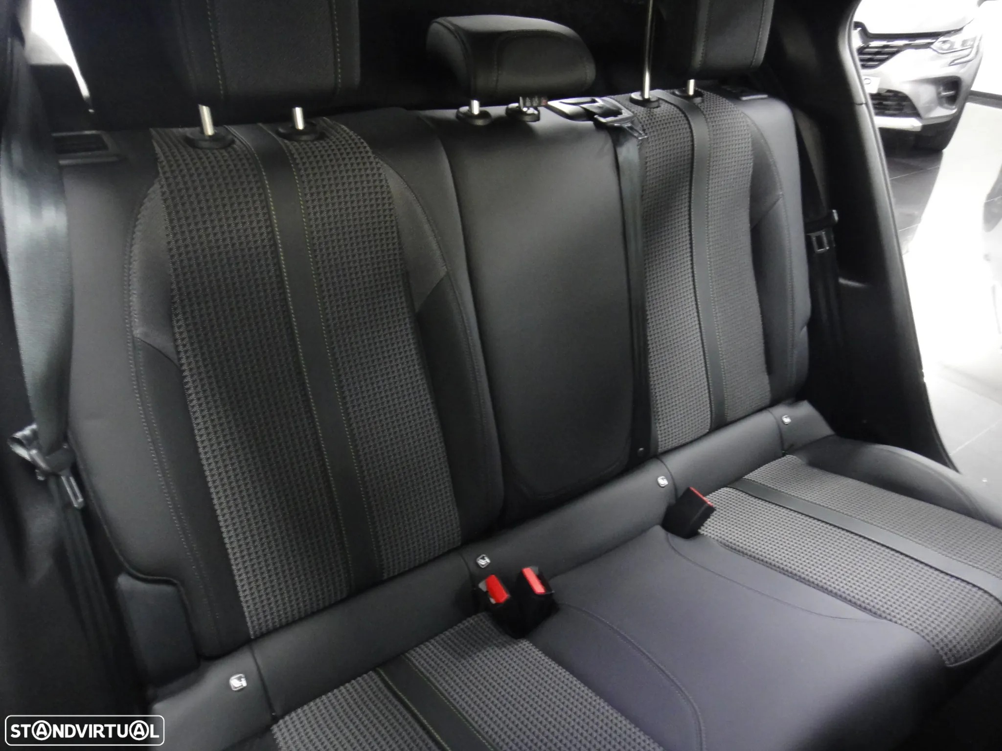 Peugeot 2008 1.2 PureTech GT EAT8 - 23