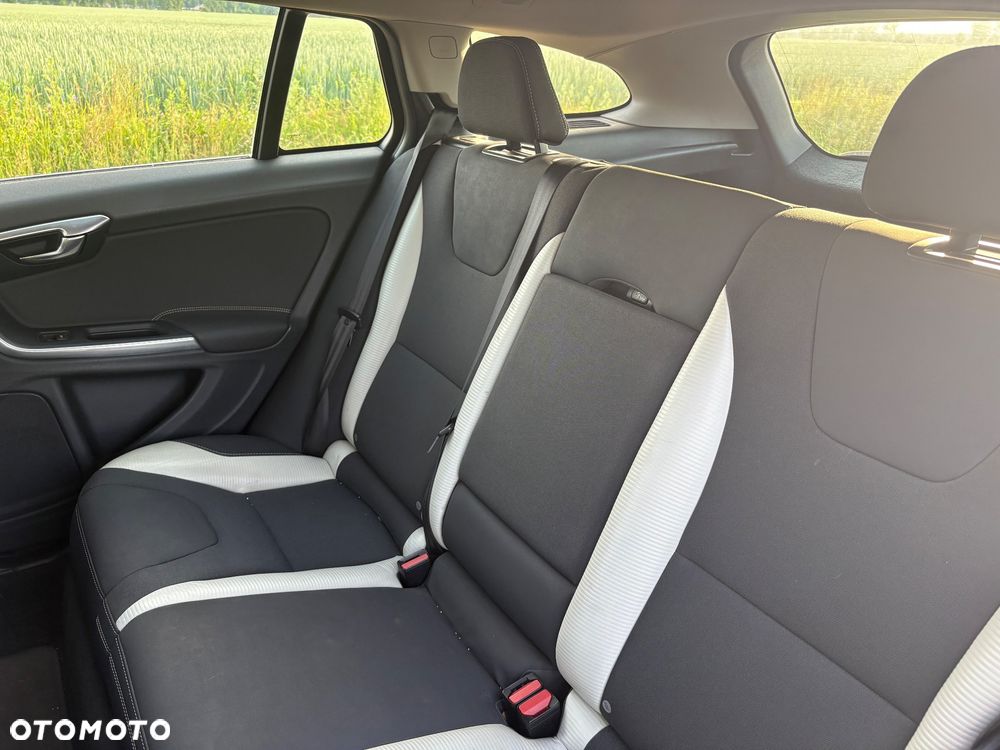 Volvo V60 D2 R-Design - 10
