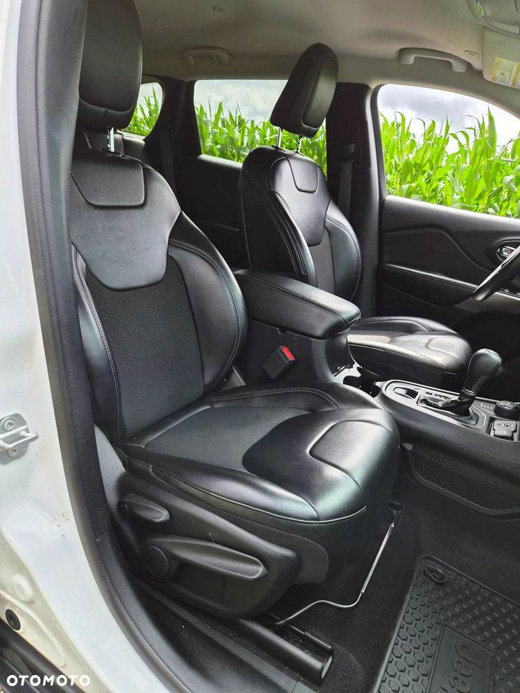 Jeep Cherokee - 23