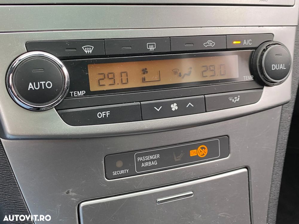 Toyota Avensis Combi 2.0 D-4D - 12