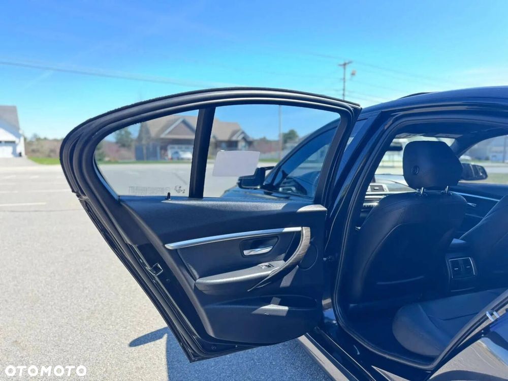 BMW Seria 3 330i xDrive - 13