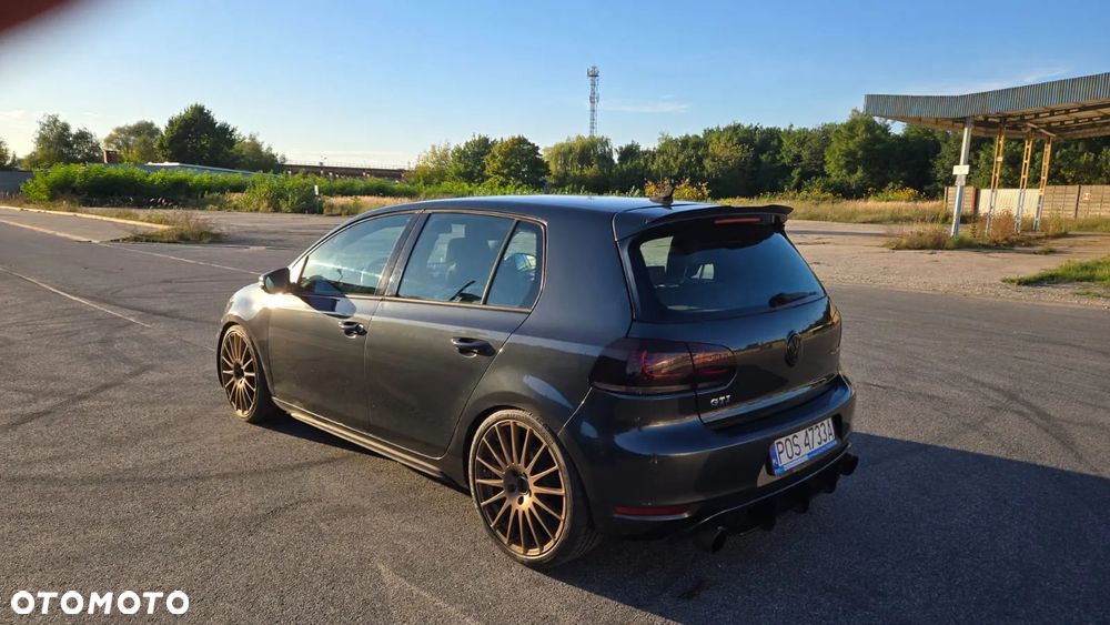 Volkswagen Golf - 1