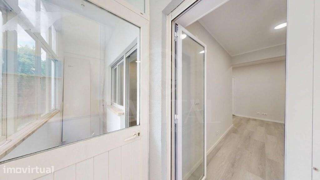T1 remodelado junto à Estação da Amadora, moderno e pronto a habitar. - Grande imagem: 3/23