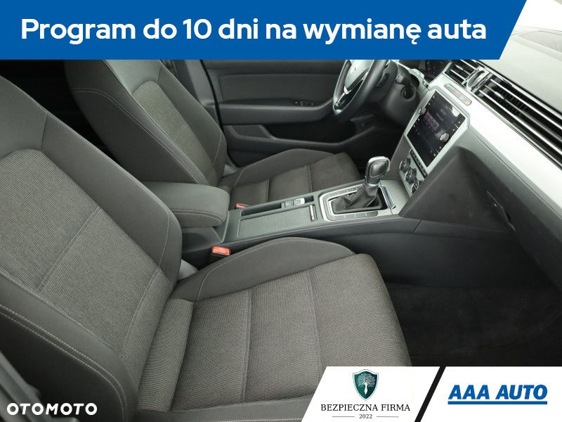 Volkswagen Passat - 8