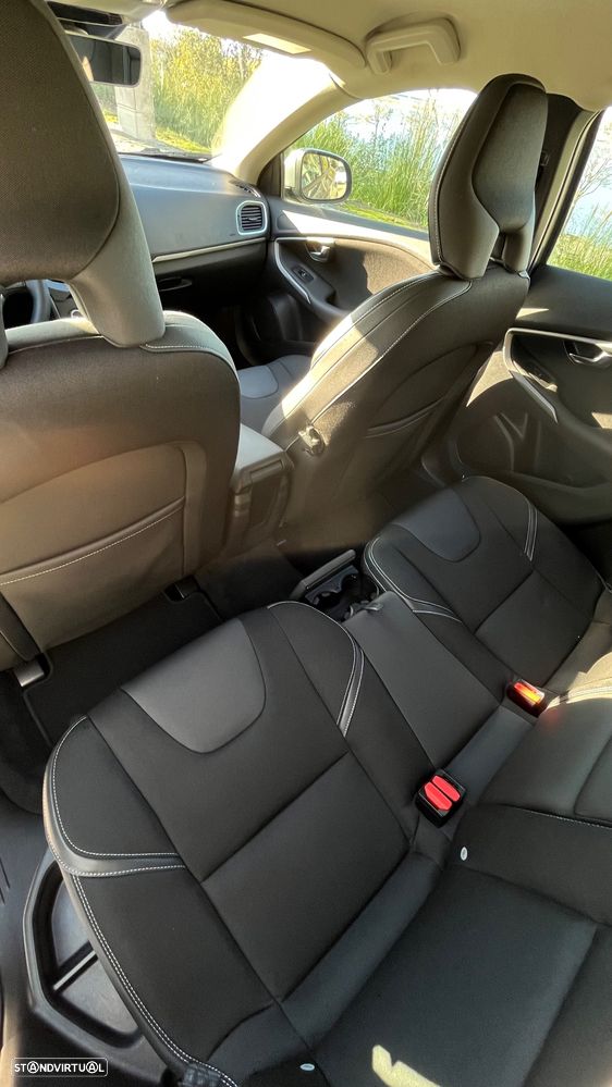 Volvo V40 2.0 D3 Momentum Geartronic - 23