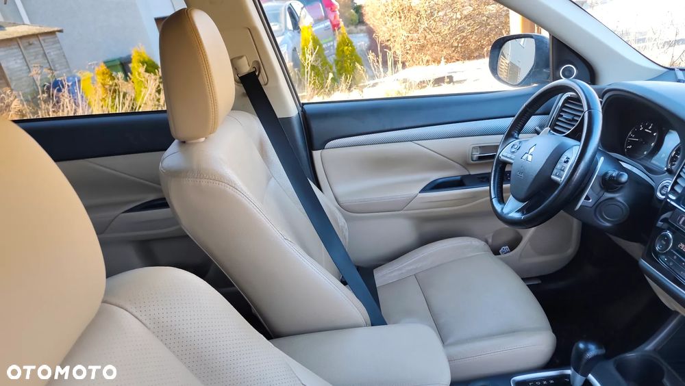 Mitsubishi Outlander 2.2 DI-D 4WD Automatik Diamant Edition+ - 36