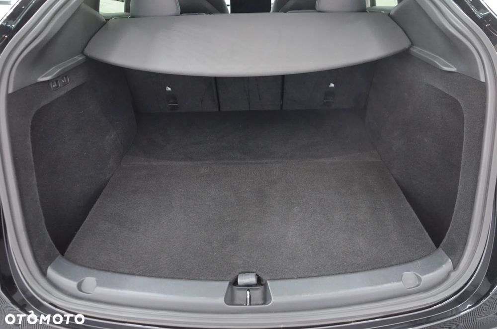 Tesla Model Y Long Range AWD - 30
