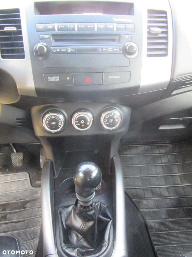 Mitsubishi Outlander - 11