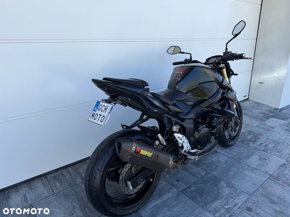 Suzuki GSR - 14