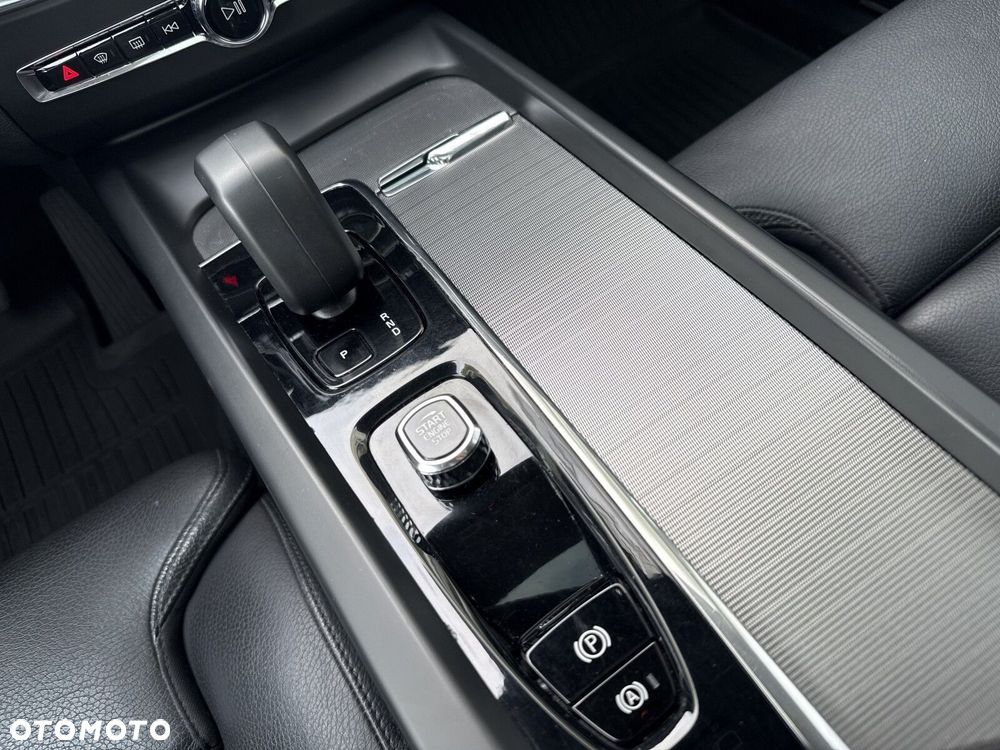 Volvo XC 60 B4 D AWD Plus Bright - 21