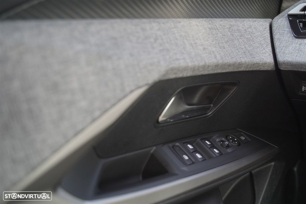 Peugeot 3008 1.2 Hybrid Allure e-DCS6 - 19