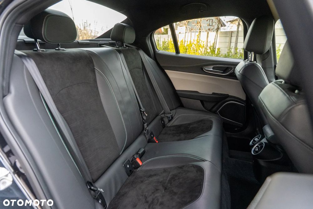 Alfa Romeo Giulia 2.9 V6 Bi-Turbo AT8 Quadrifoglio - 27