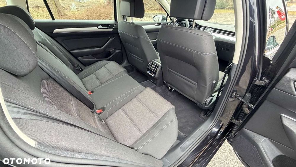 Volkswagen Passat - 33