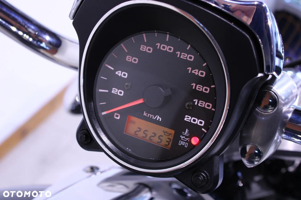 Suzuki Intruder - 8